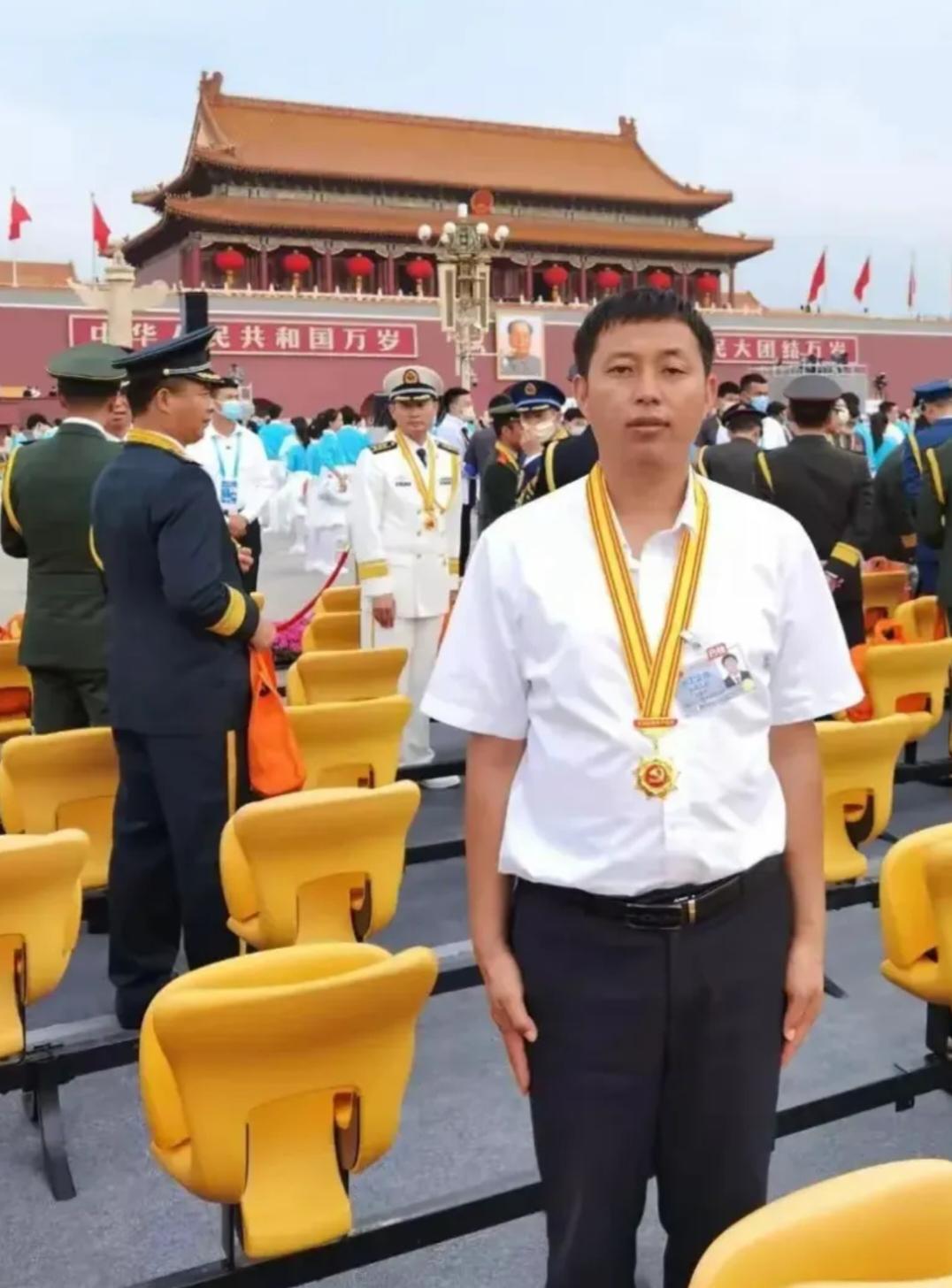 当年全村凑三千零二十五块供娃读卫校，放弃县城高薪回山沟行医二十四年，骑坏七辆摩托