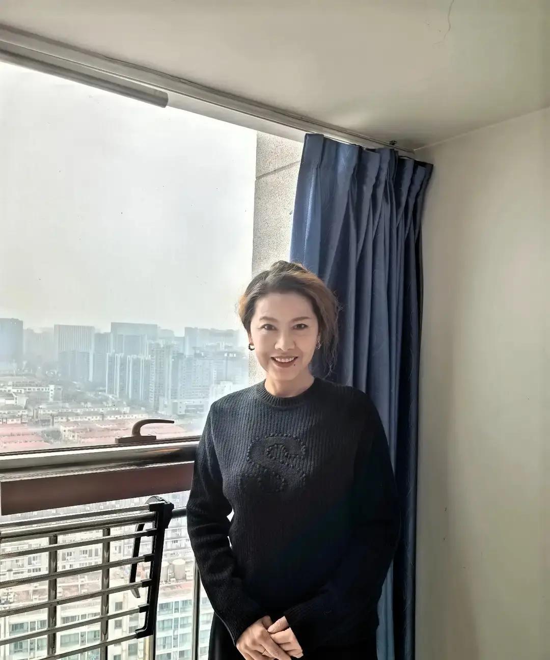 金毛狮王泡面卷这发型突然火了。

刷到个视频，理发师拿卷发棒一顿操作，十分钟就把