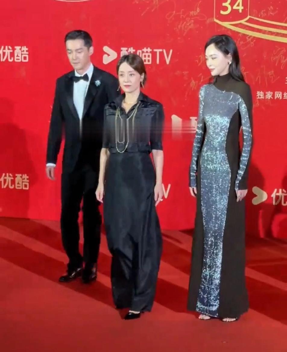 被称：马司令的底气，是熬出来的！

娱乐圈就像个江湖，站位见地位。帅哥快步陪她，