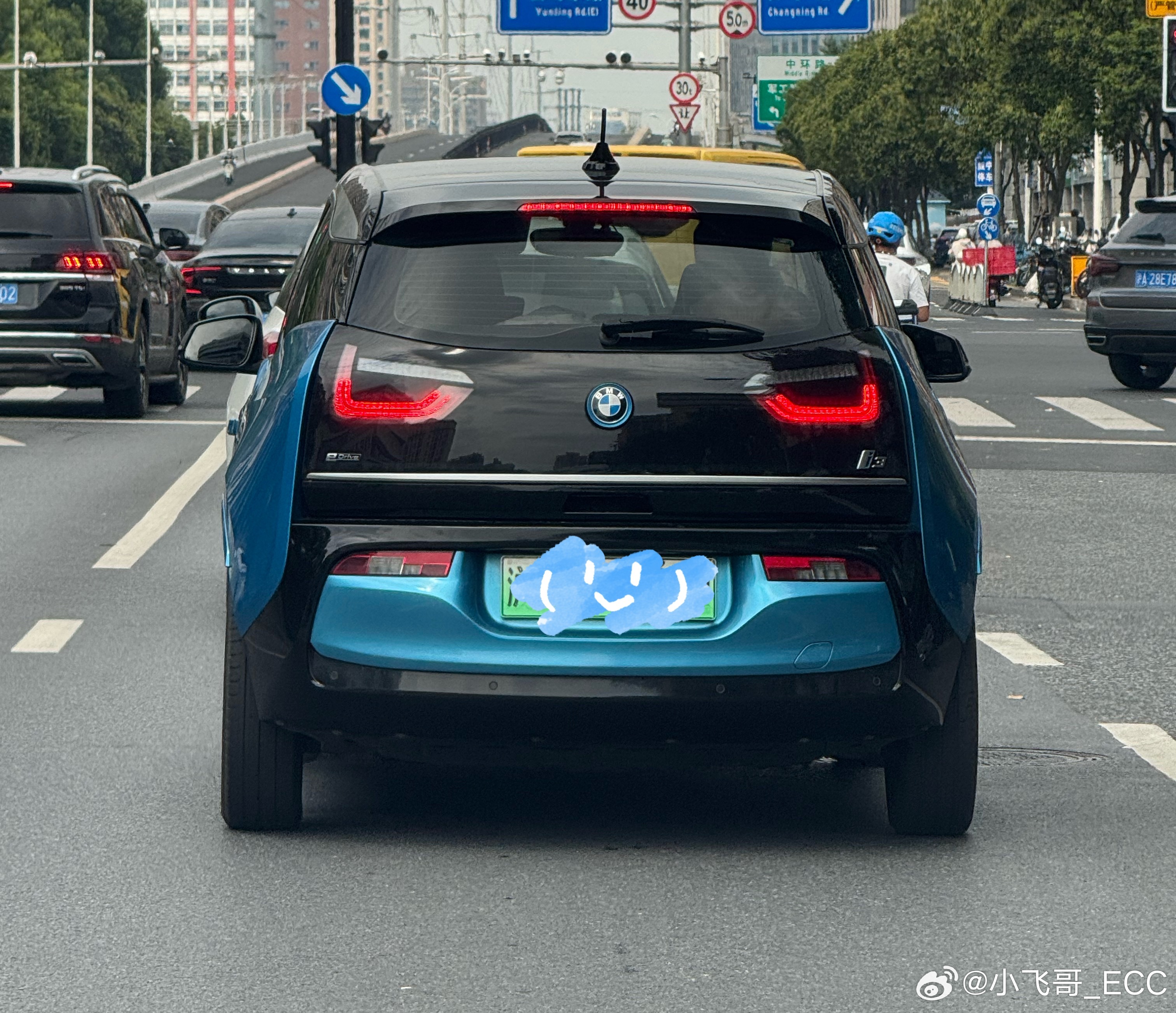 宝马老i3这轮子我一下子想到了马车的轮子。这轮子能耗看着就低[允悲]，下雨天环氧