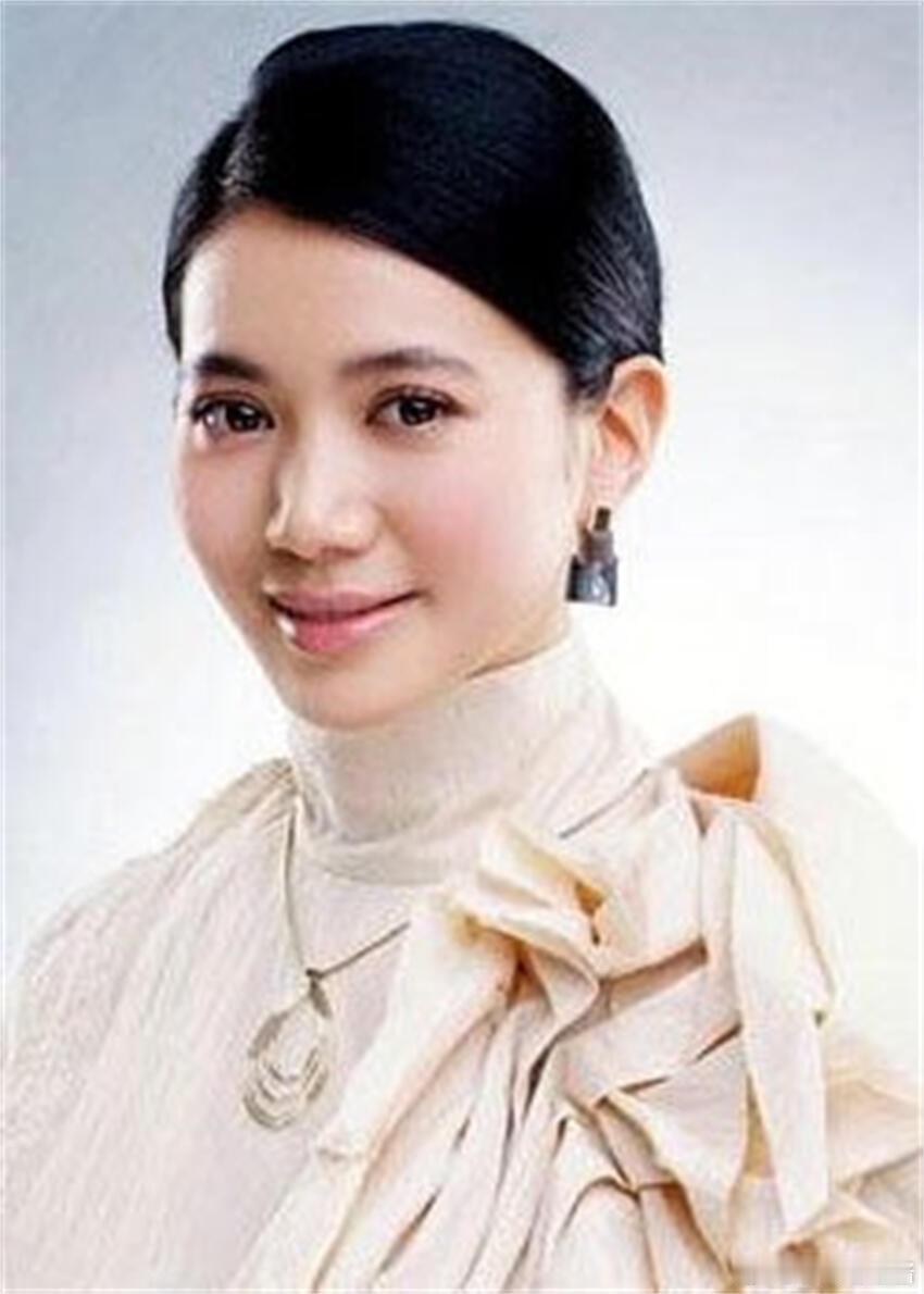 袁咏仪自曝曾被雪藏五十公里桃花坞笑着谈起当年轻狂往事，袁咏仪如今早已看淡得失。年