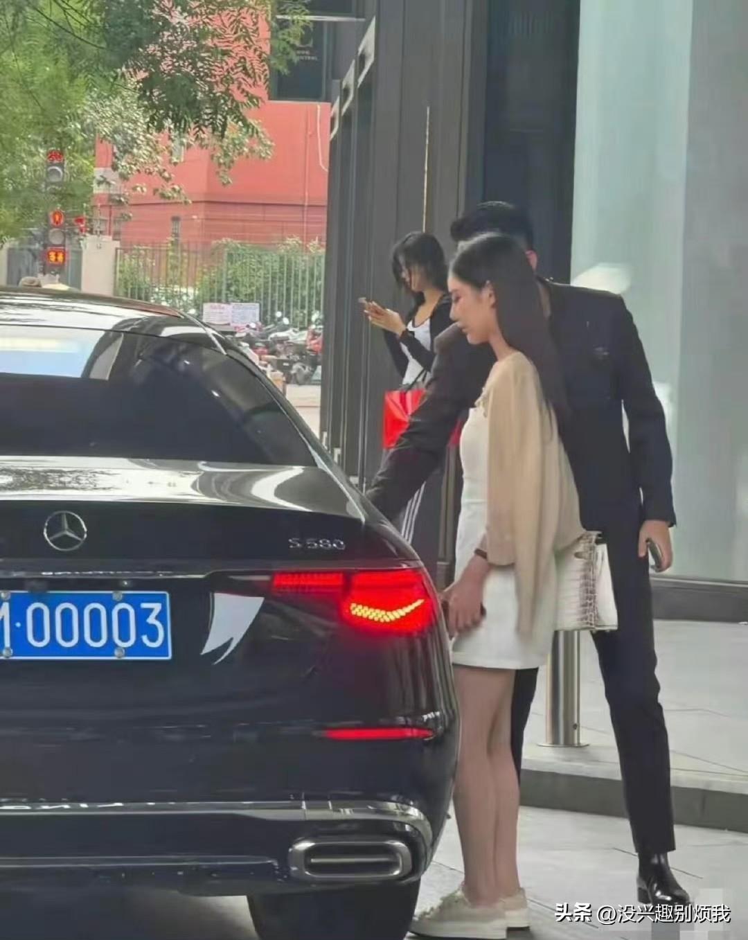 当时，汪小菲对她的举动，很有男朋友的样子