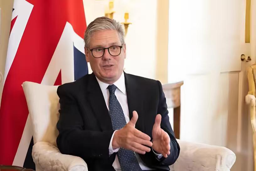 马克龙访华成功，斯塔默就坐不住了，有消息说，斯塔默将于2026年1月访华。如果这