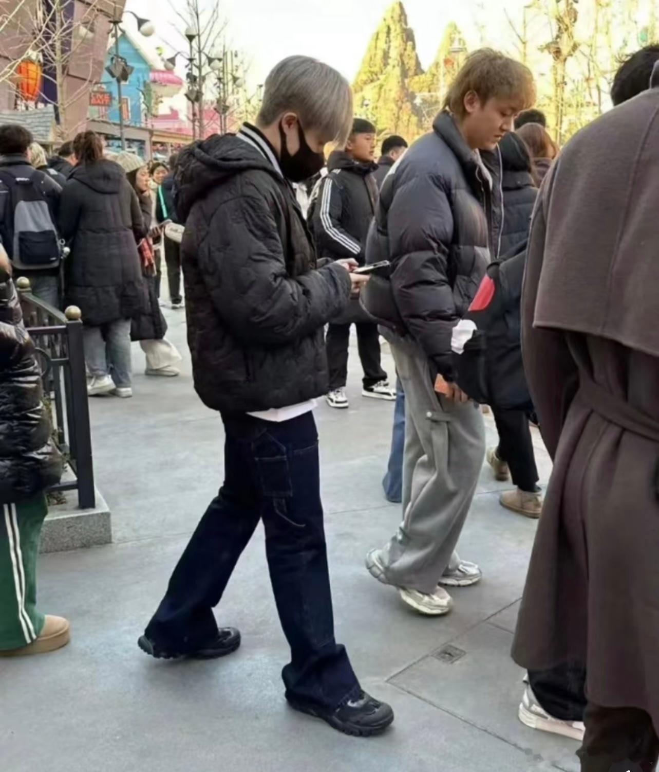 王楚钦环球影城排队！玩的开心呀 