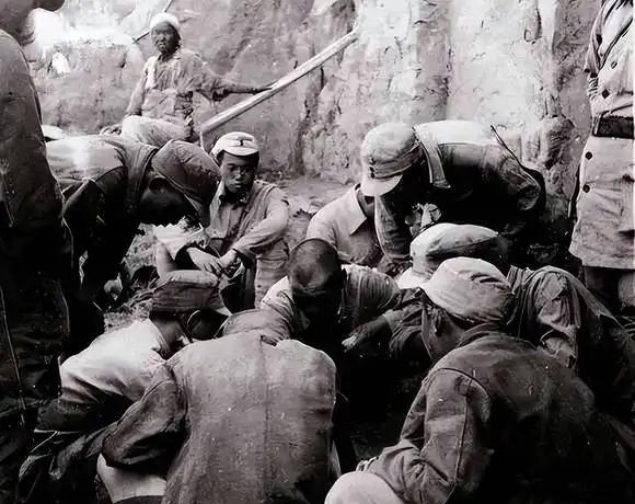 1937年，鬼子在南京的下关码头，集中屠杀了六千多名中国人，很多人想要跳进江水里