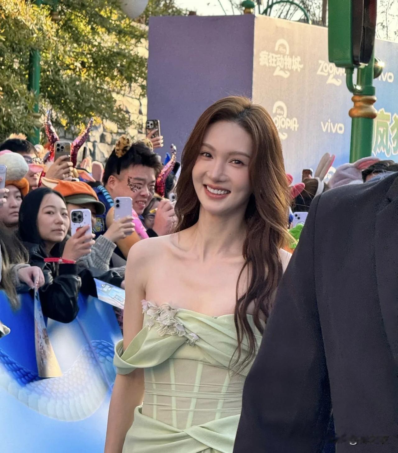 金晨这几年资源为什么如此的好，有网友说；因为参加浪姐让她资源好了起来，电影孤注一