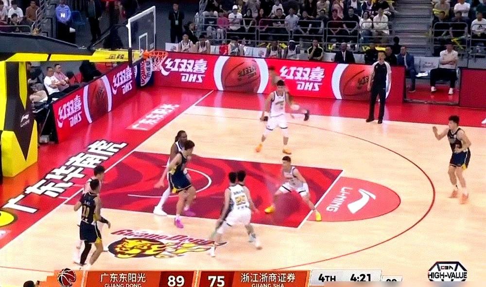 场均不到3分，却成了杜锋手里的“香饽饽”？

张皓嘉这赛季数据挺难看，多场只拿一