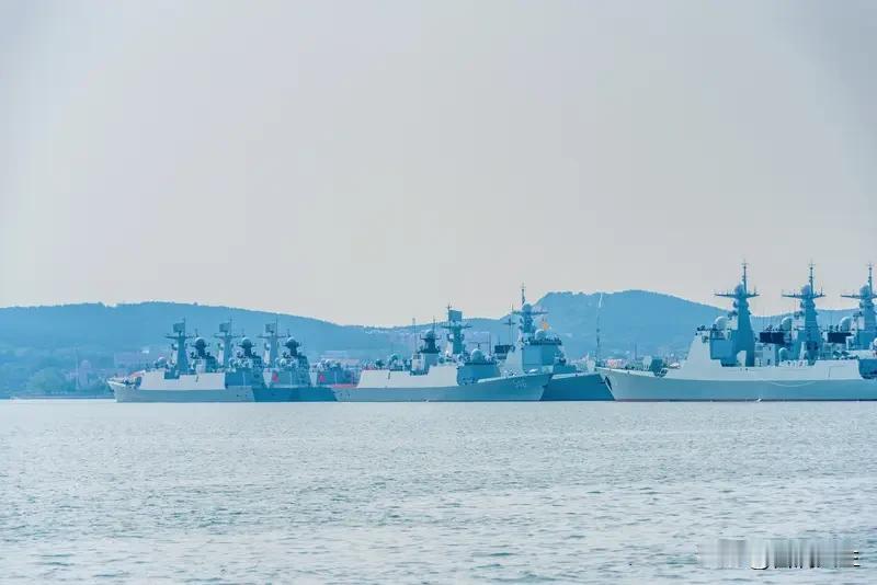 人民海军，永远是中华人民共和国的前哨阵地！从碧波荡漾的近海到广袤无垠的大洋，人民