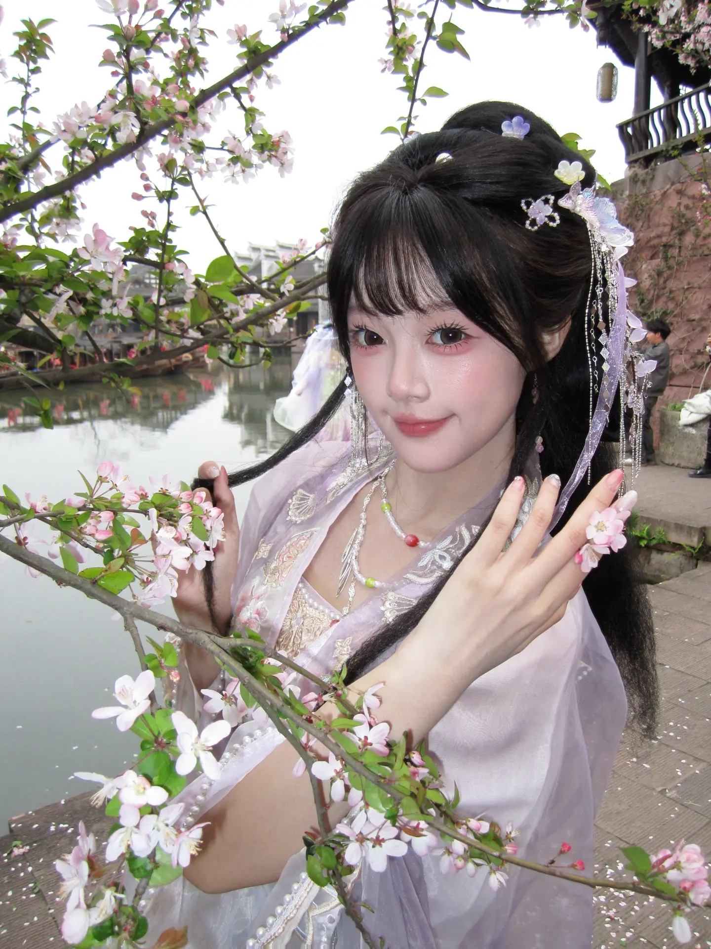 “春知晓梦不觉恰似你我那年，不经事却说离别。”