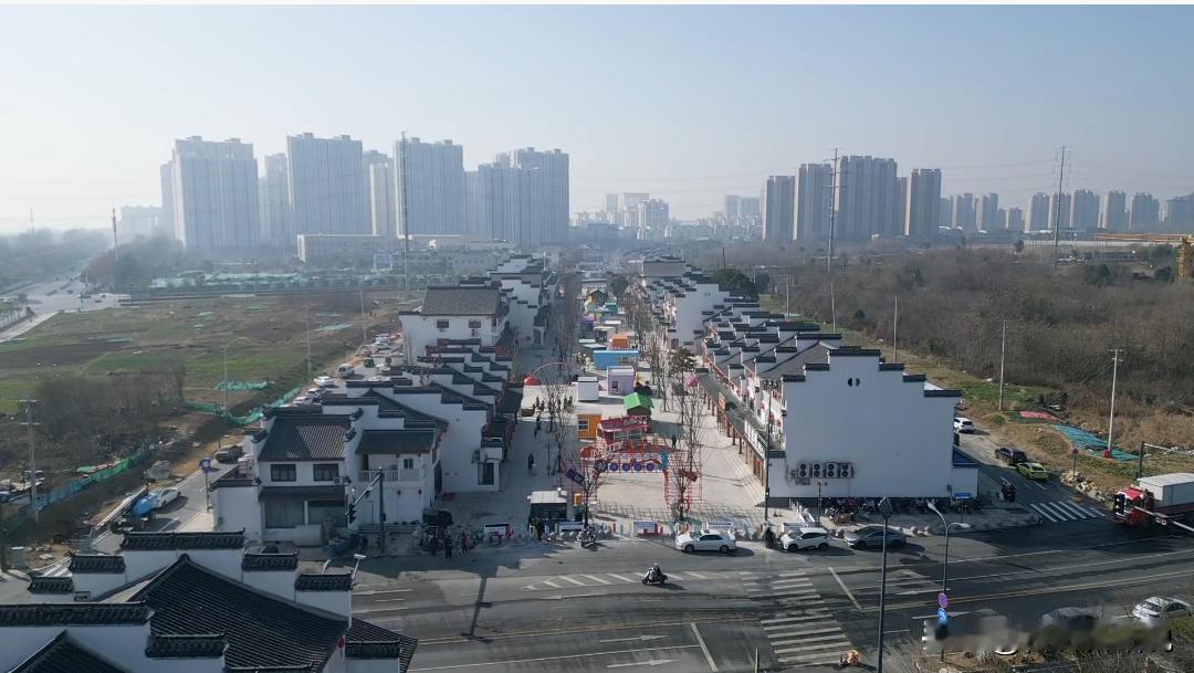 近日了解到，合肥新添一商业步行街。合肥新站区磨店商业步行街一期建设接近尾声，即将