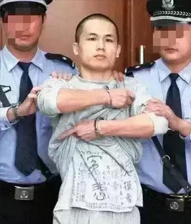 2013年，深圳民警李才坤，被判处死刑。面对记者的镜头，他突然伸出戴着手铐的双手