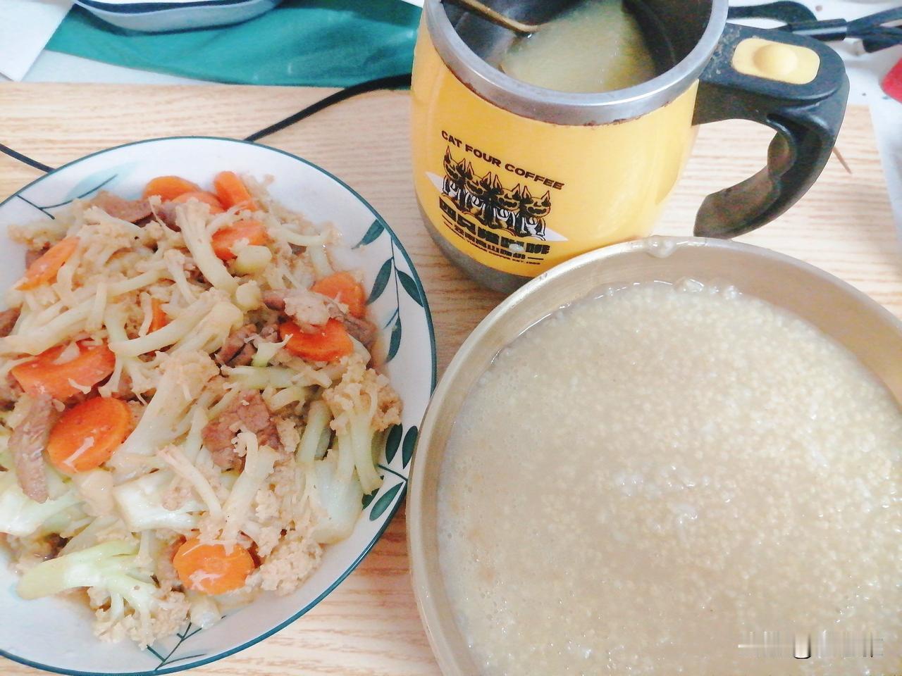 我一天吃两顿饭。

上午餐，今天我做了菜花，胡萝卜肉片。

我很少吃炒的，都是少