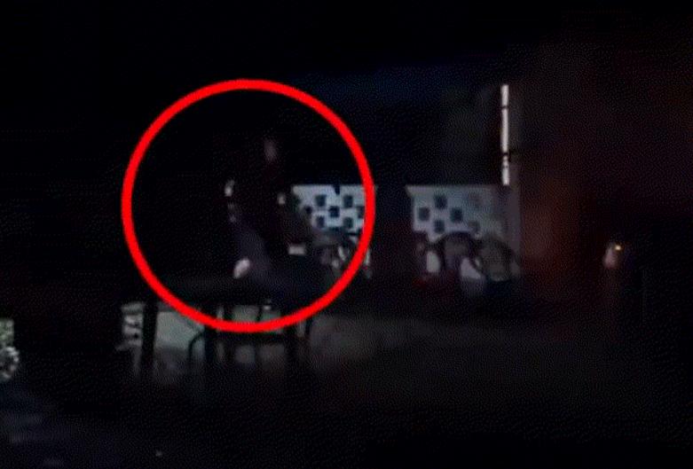 现场画面曝光！2025年12月16日报道，乌克兰人深夜诱骗征兵官出门，数枪将其当