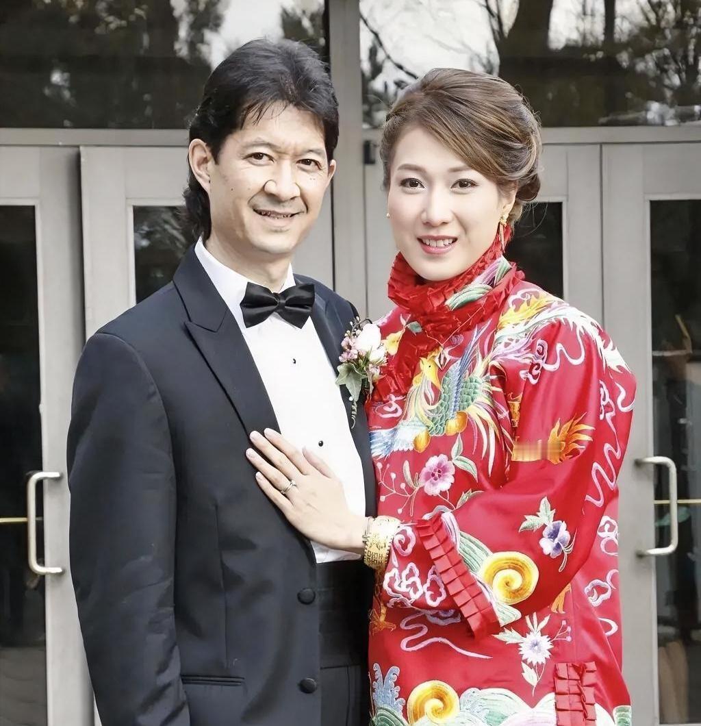 钟嘉欣被传离婚，说她签了婚前协议，一旦分开就要净身出户。
我看报道说，她直接晒全