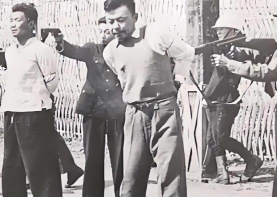 1941年，地下党宋更新被敌人拖到野外枪毙，敌人对他连开三枪，其中一枪还打中了他