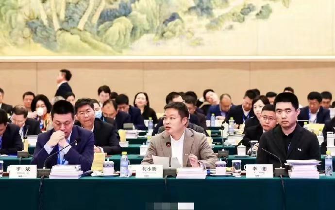 蔚小理再次聚齐！[小鼓掌][小鼓掌]被抓拍到截然不同的三种神情：李斌在思考，ET