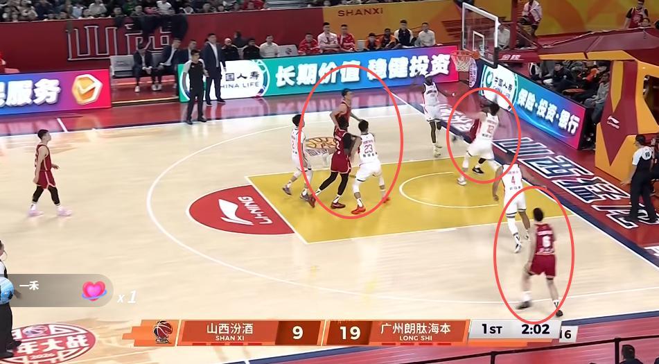 现在cba球队都开始针对山西队的冲抢篮板了，你进来3个，我就在禁区里站4个。你不