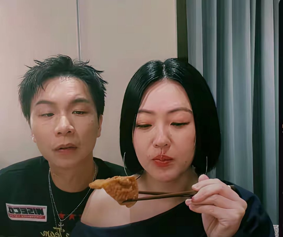 小S复出，改做吃播了，直播间大秀好胃口，一边吃一边搞笑，人气真是爆棚了！姐姐大S