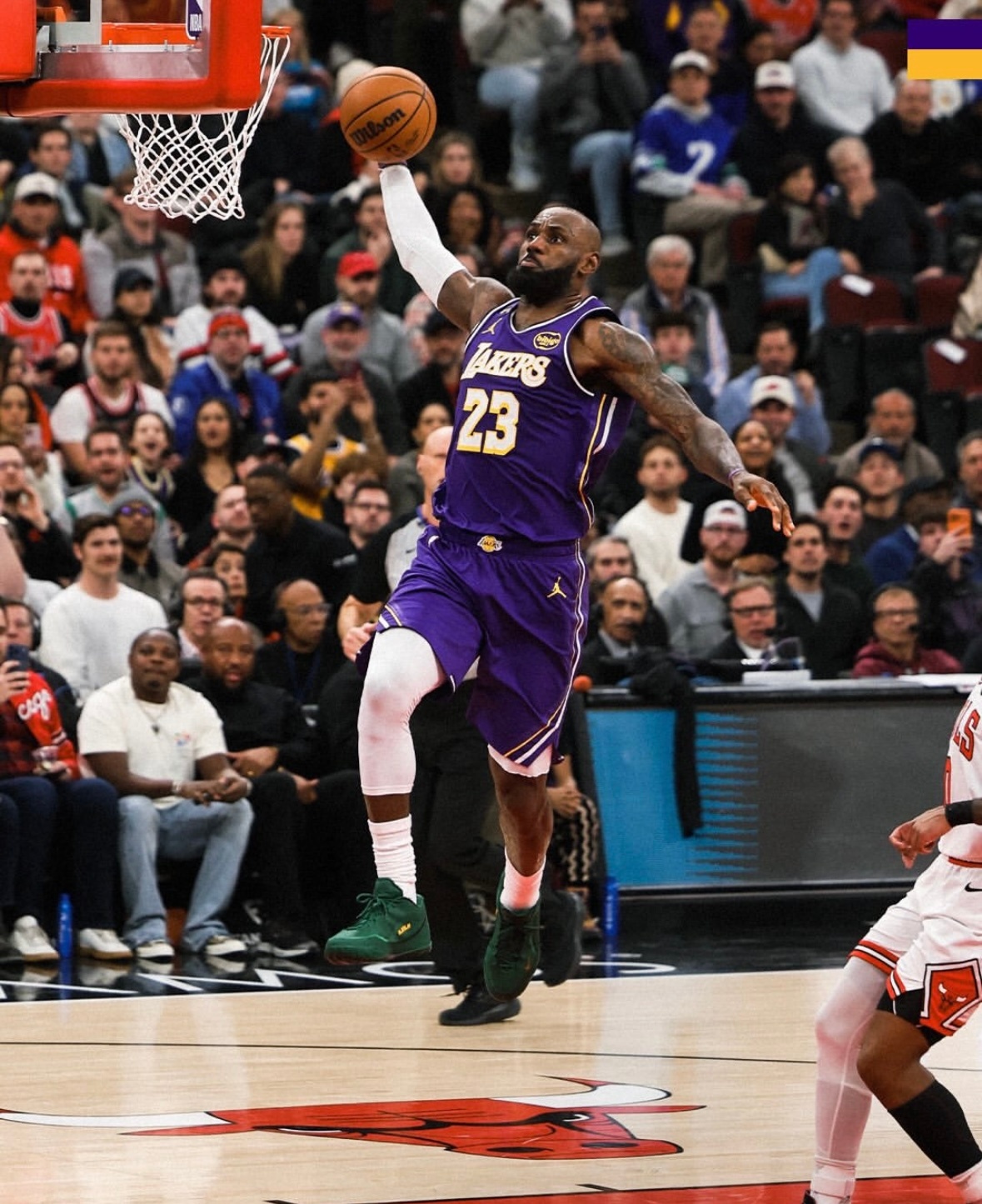 詹姆斯上半场率先发力，奠定比赛基调。全场出战33分钟，得到24分5板3助攻。湖人