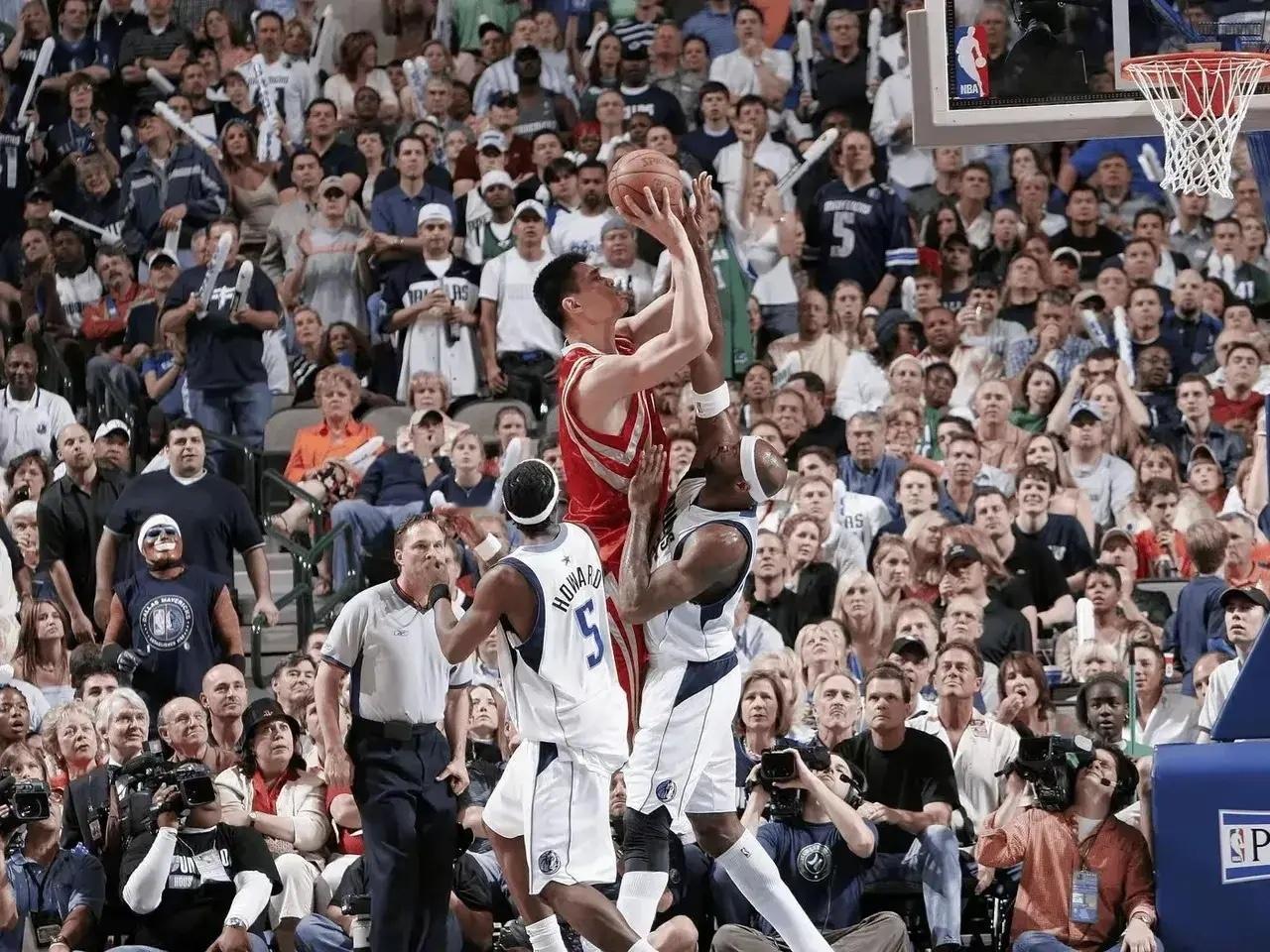 这张照片拍摄于2005年5月8日，NBA休斯顿火箭在季后赛首轮抢7比赛，中国球员