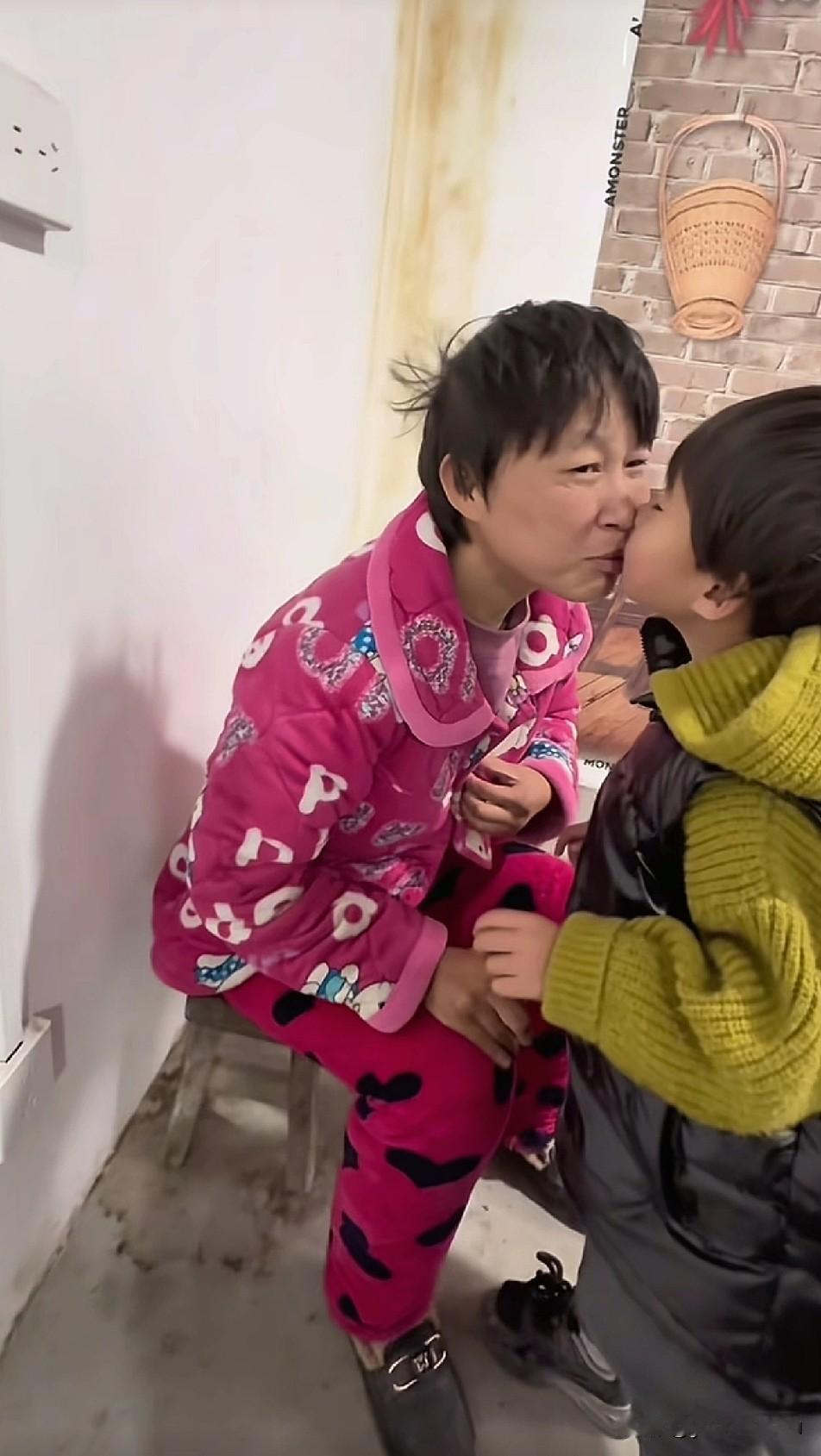 看着妙妙和梦秋的亲密互动，宁宁心中五味杂陈，可能也在幻想要是一切都是正常的就好了