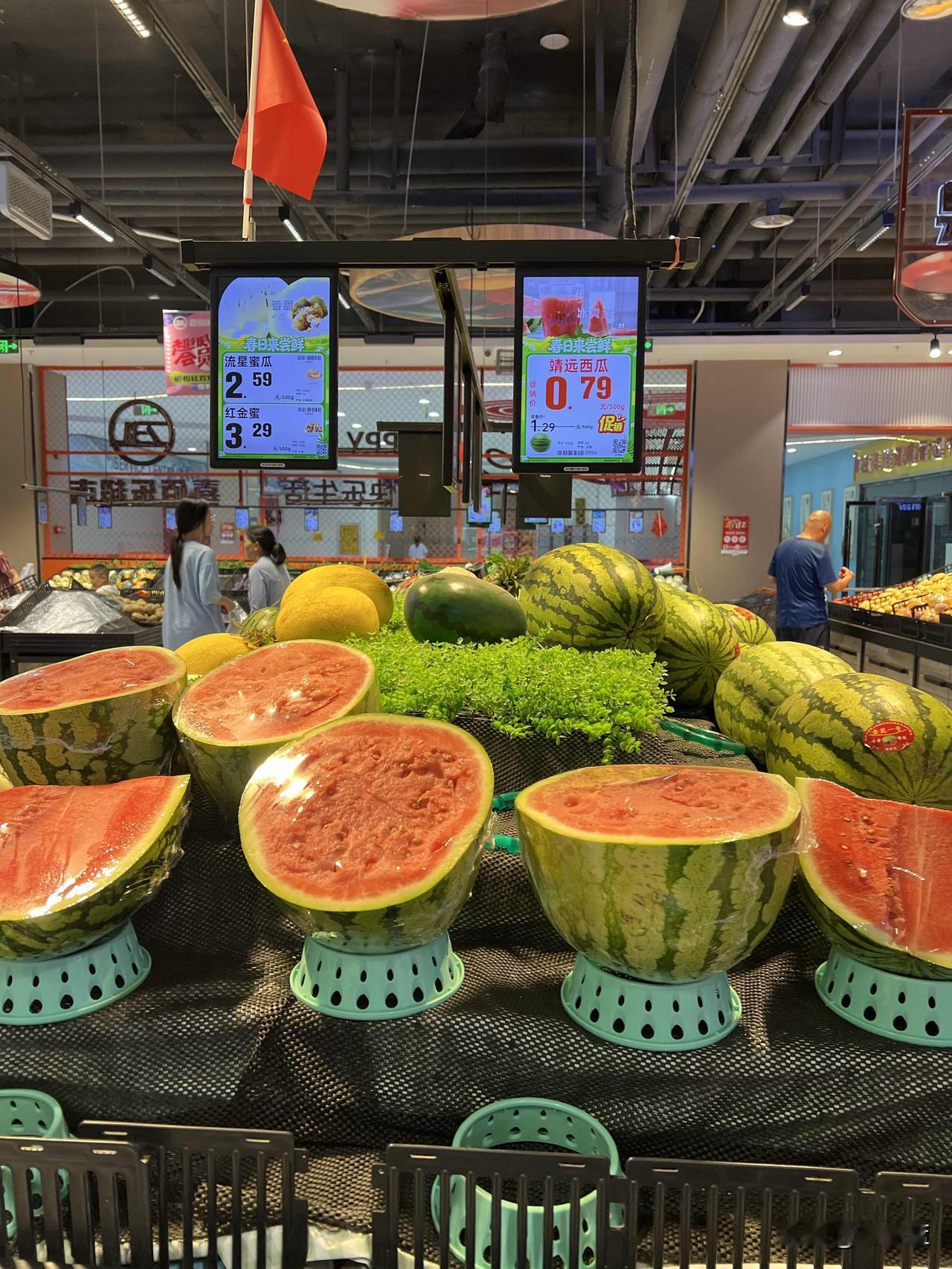 今天兰州超市西瓜的价格是0.79元，据说超市卖的这个西瓜还是甘肃靖远西瓜。
不得