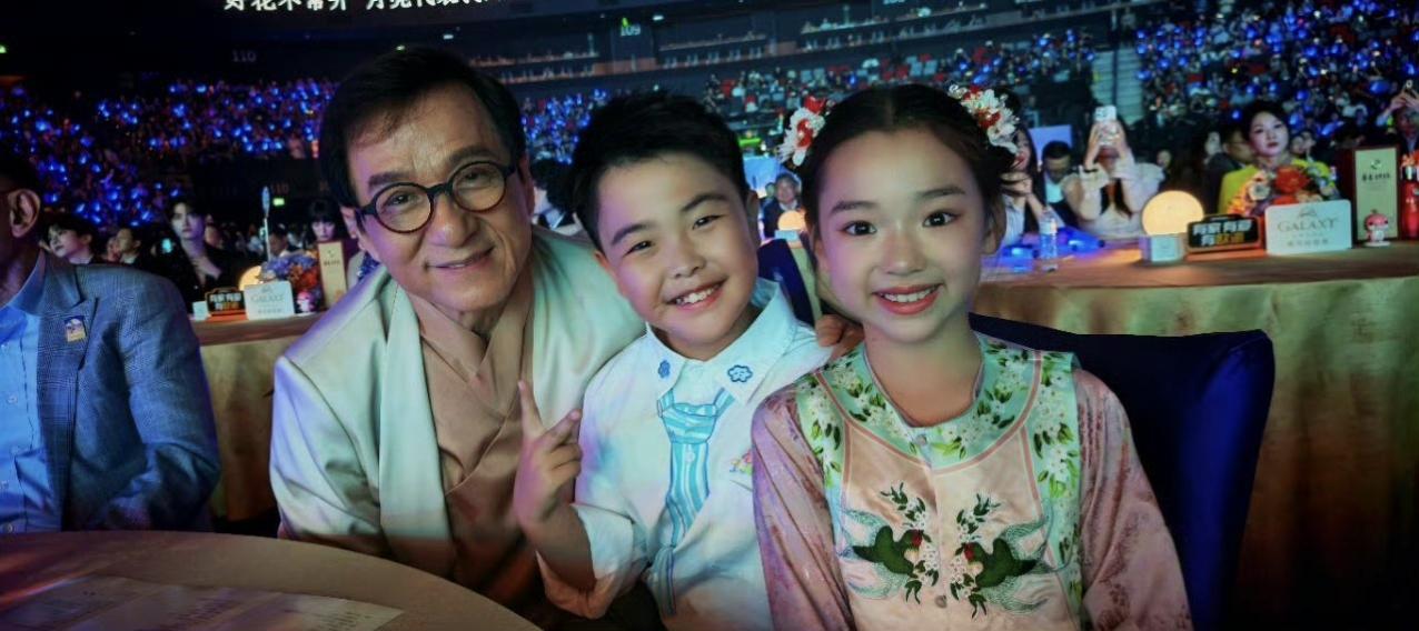 董璇的女儿高舒乔和佟丽娅的儿子陈奕橦彻底火了，两人还跟成龙大哥合影，三人都笑得很