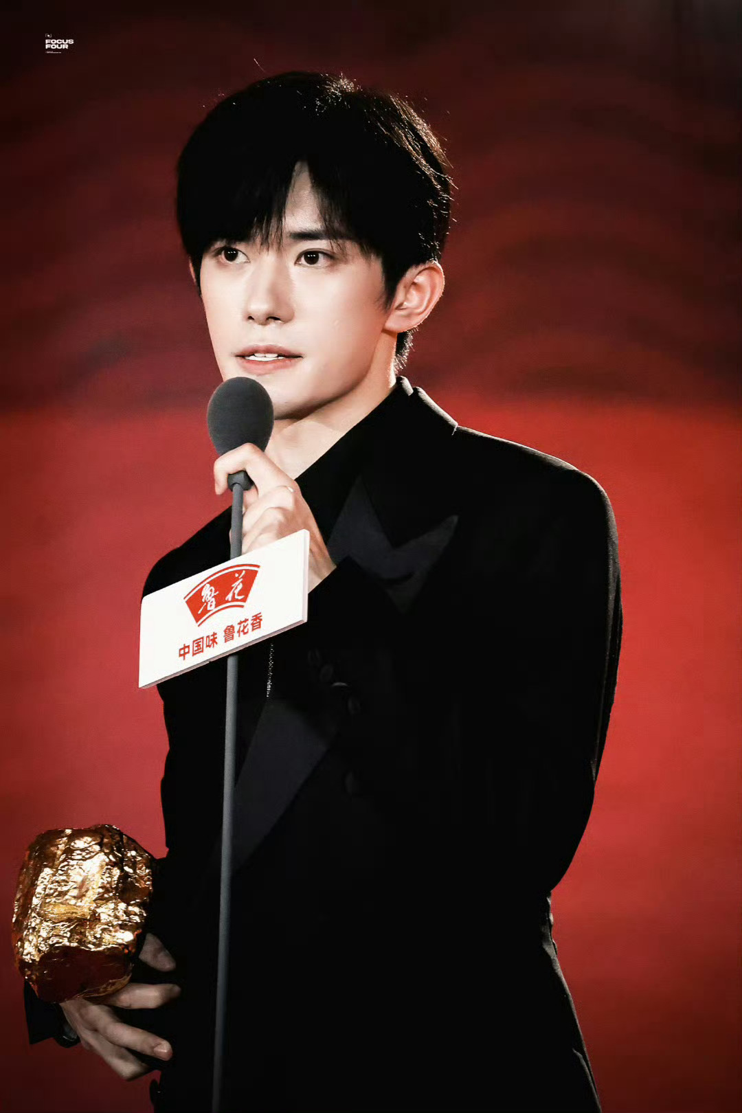 易烊千玺再次恭喜春和恭喜易烊千玺获中国电影导演协会年度男演员！导演组全票通过！！