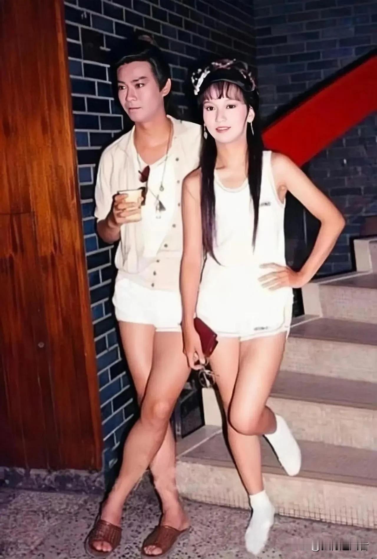 这张照片拍摄于1991年的台湾，是一对荧幕情侣在古装剧《戏说乾隆》片场留下的合影