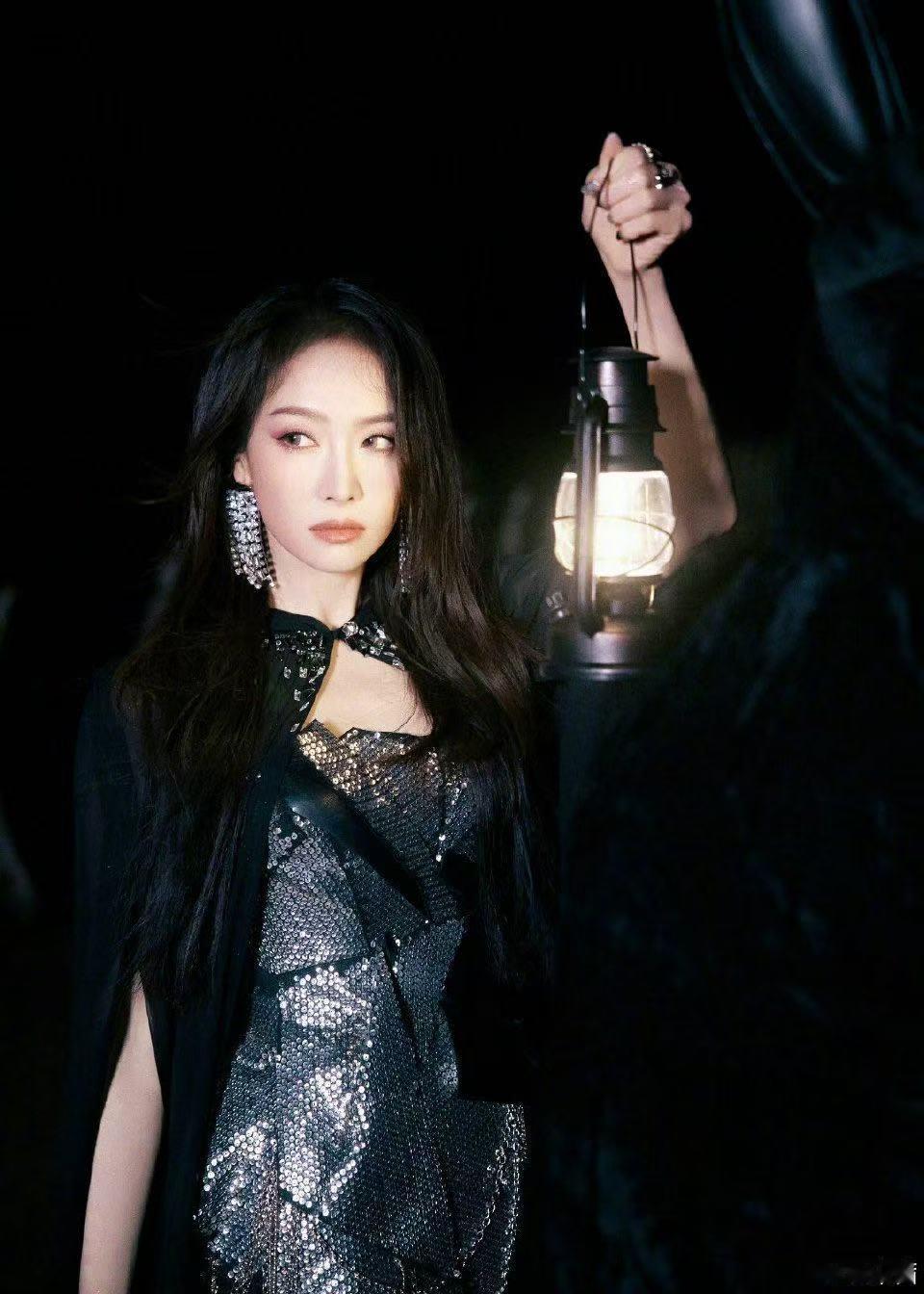 每到年末就能吃上宋茜的漂亮饭  今天才发现冷艳高贵的穿搭风格是宋茜的舒适区耶。当