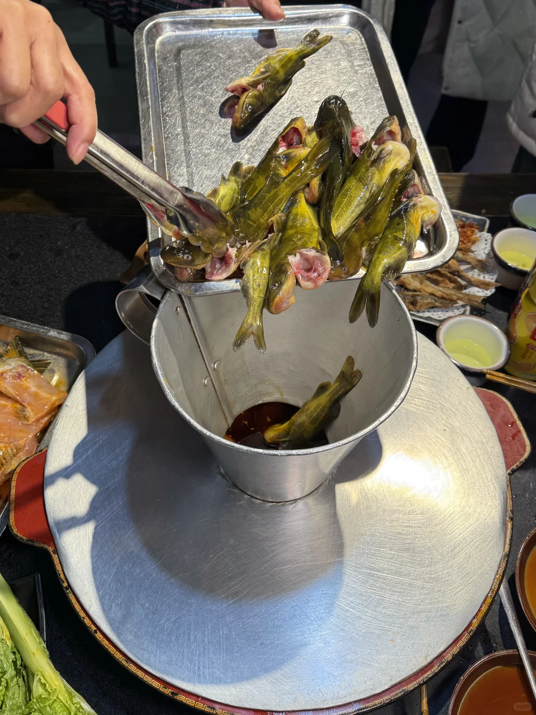 笑死！鱼板到隔壁桌了