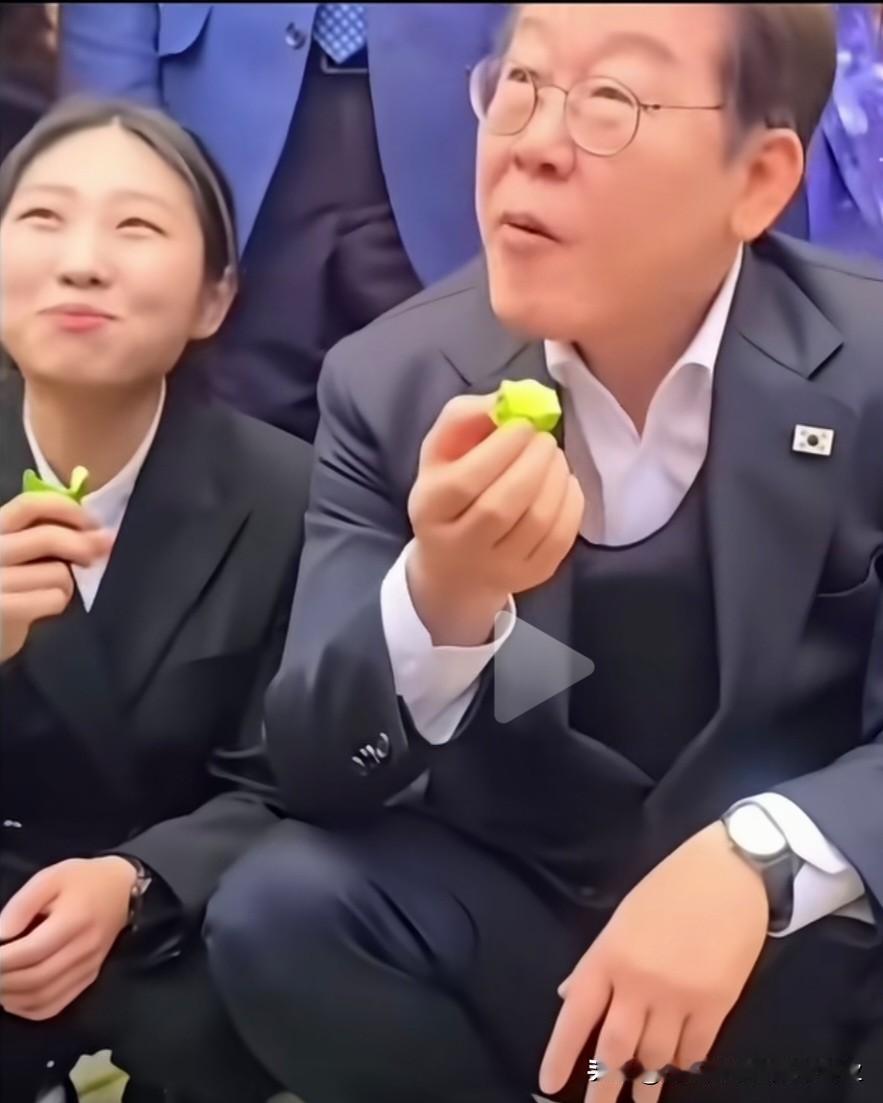 韩国总统李在明接地气很务实！访问我们的时候，到菜场买黄瓜，和同行人员当场开吃
