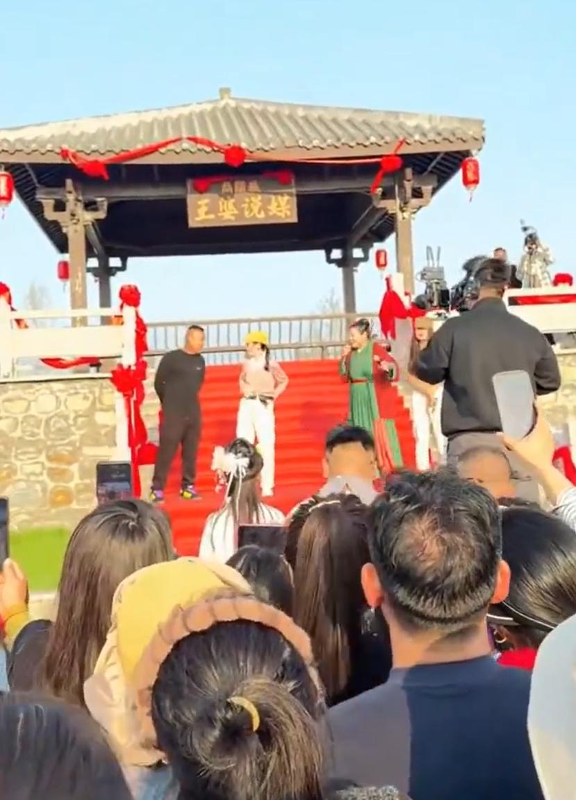 真是刷新下限啊！
已婚男子，趁老婆上厕所的功夫，竟上台相亲还谎称自己离异！
没底