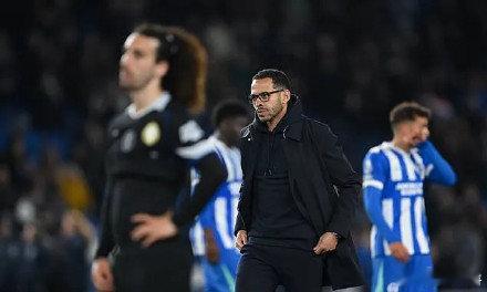 切尔西更衣室出现明显裂痕，部分球员对主帅利亚姆-罗西尼尔的战术指示感到困惑，且已