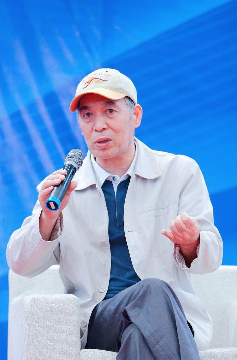 梁晓声曾言：“车未驶则废铁，人不拼则腐肉。水无激不跃，人无勇不奋，畏缩不前者，终