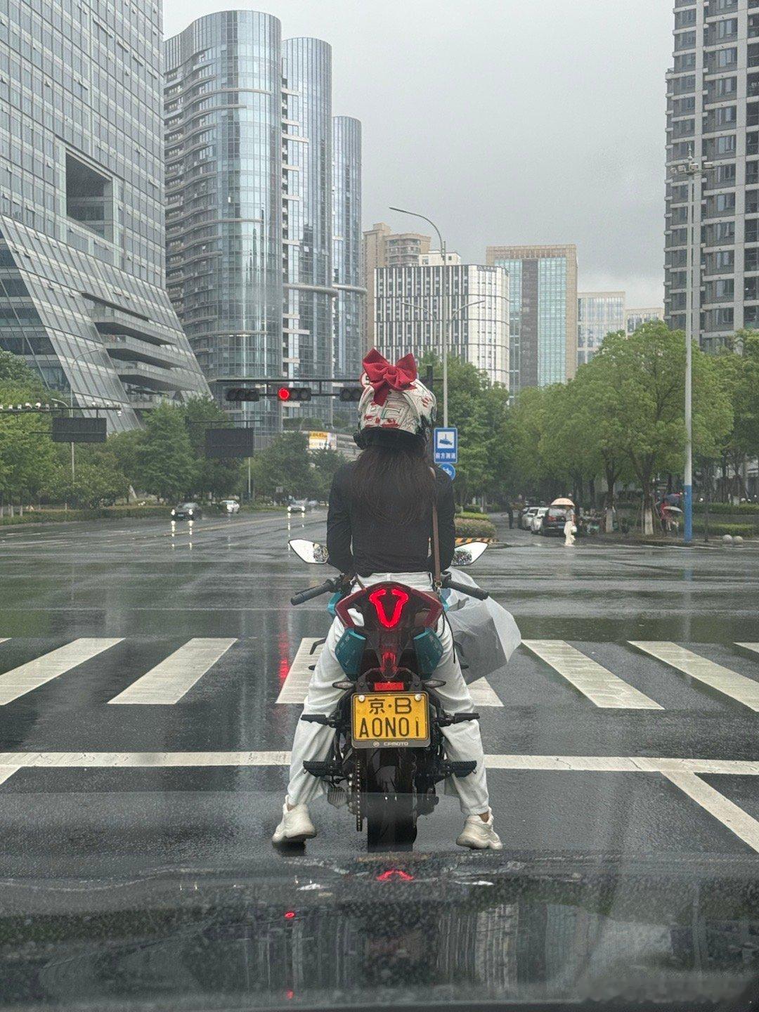 女生骑摩托车这么快这么狠的还真少，太危险了摩托车这种下雨天 市区开了80 我转弯