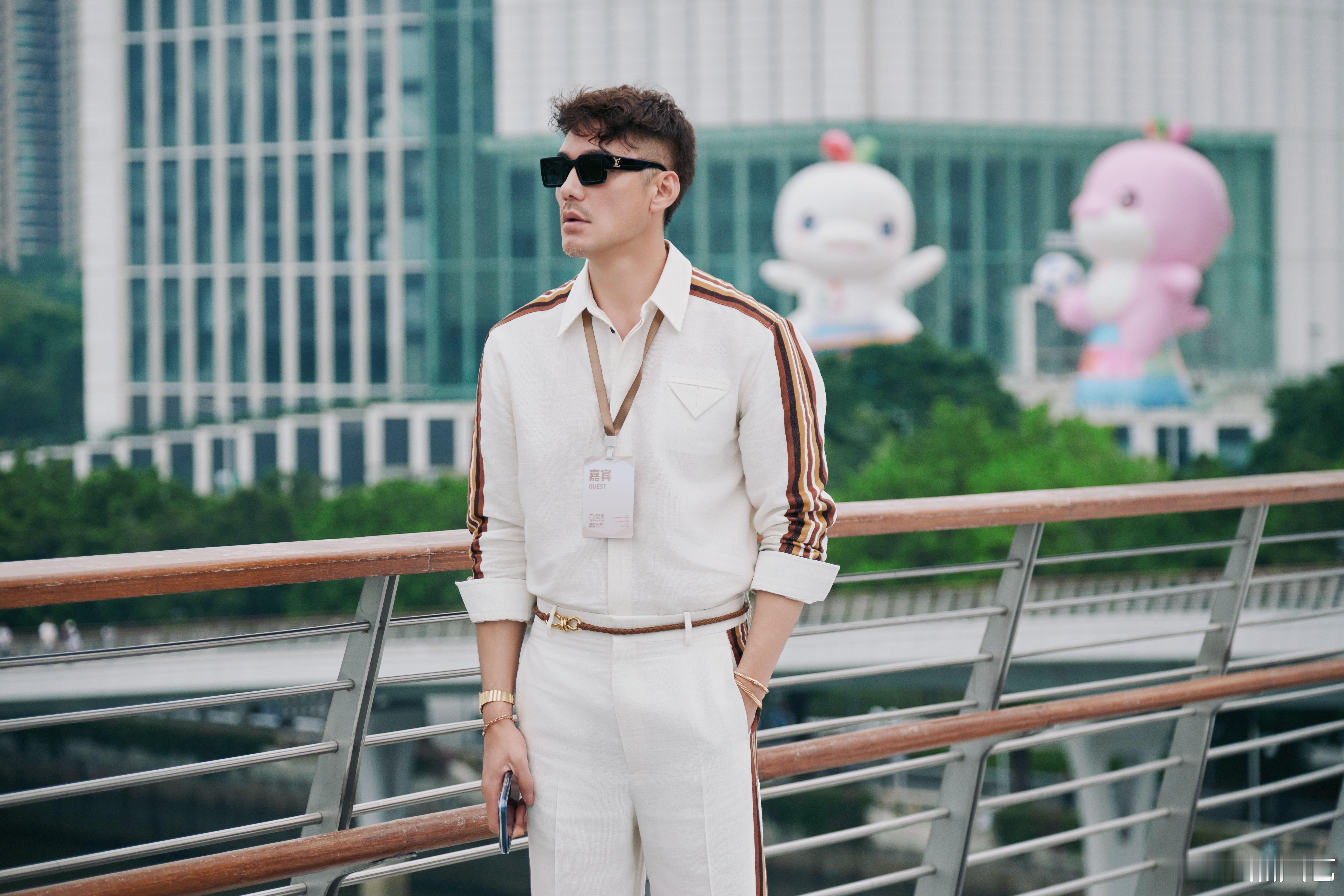 激情全运会已经传到胡兵了没想到全运会激情能“传”这么远！胡兵走秀造型太戳人，针织