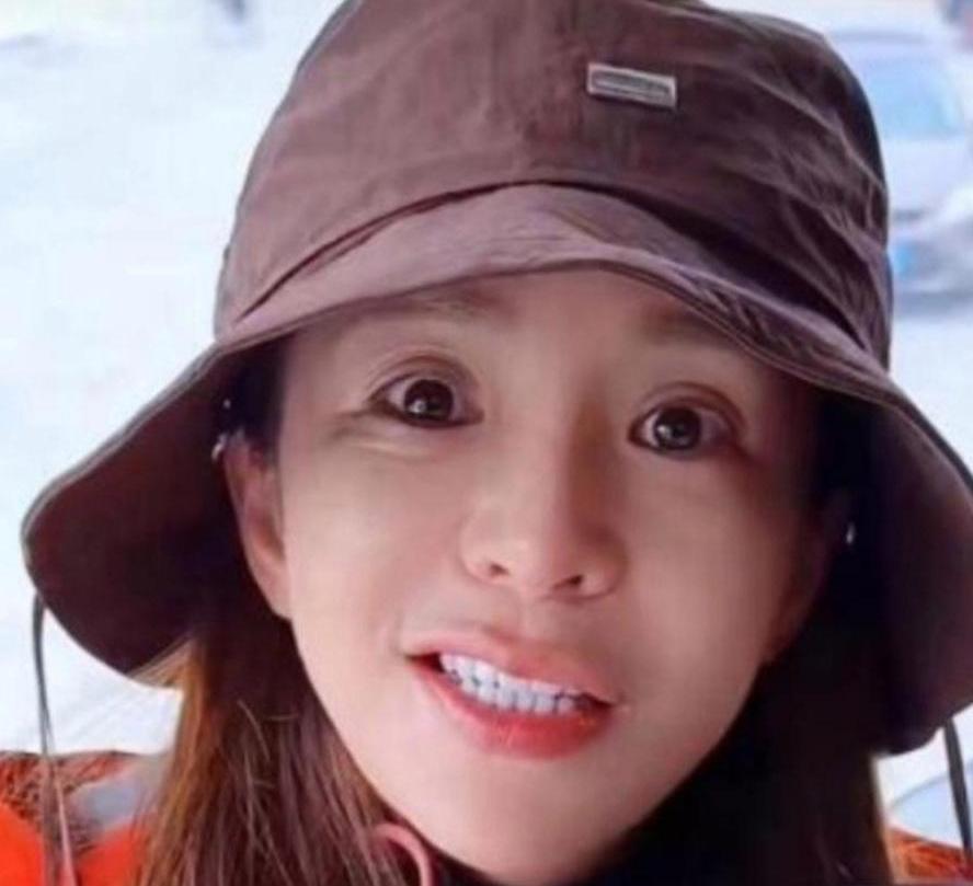 一笑倾城？再笑……52岁的朱迅，毕竟岁月不饶人，无情皱纹增多，皮肤黯淡，浓妆难掩