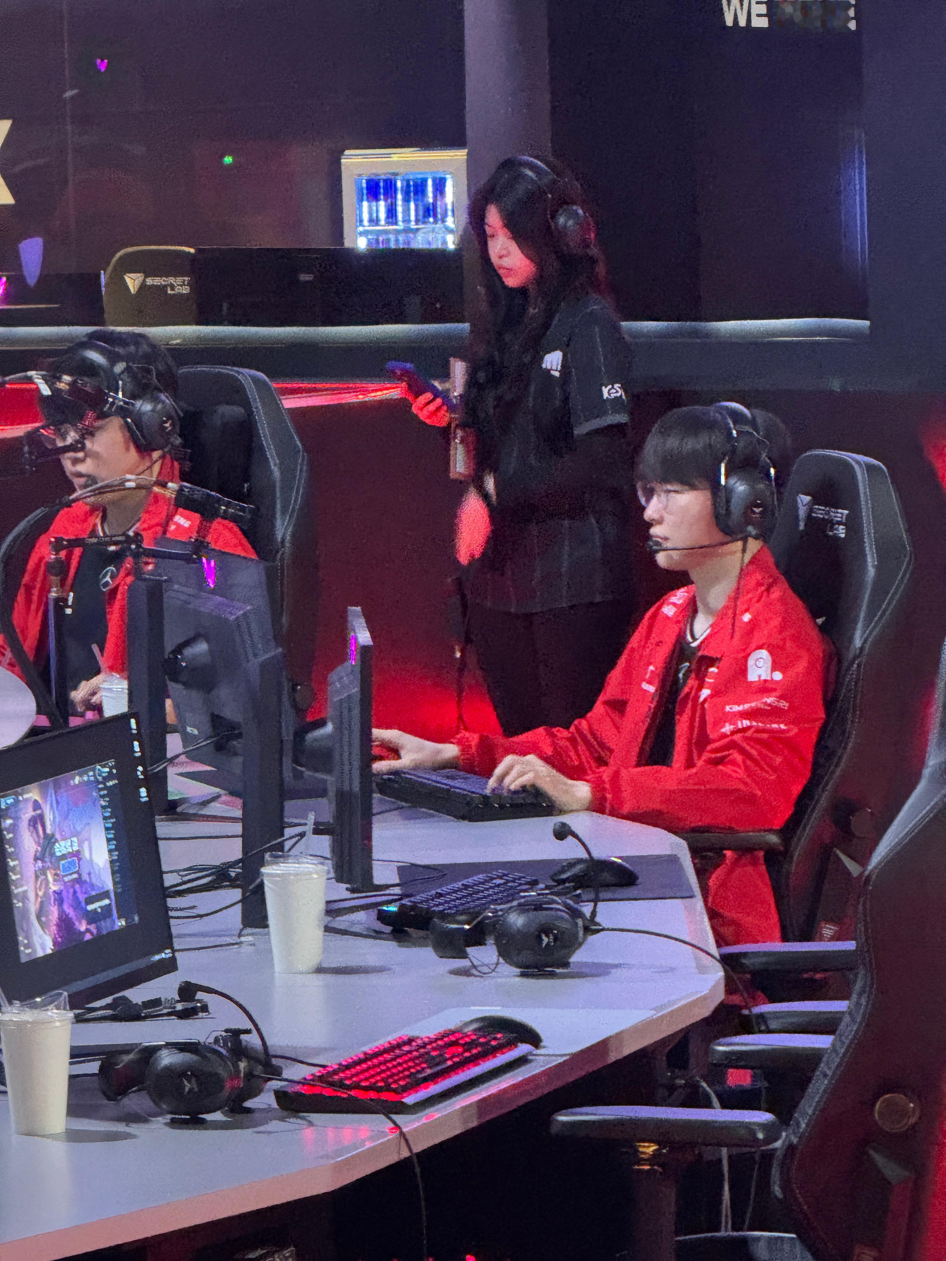 lck t1哥你让我两眼一黑（虽然但是馍今天还是很帅的 ​​​