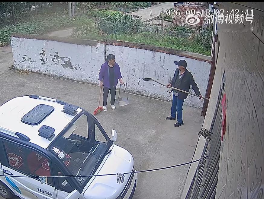 一个网友透过家里的监控目睹了60多岁的父亲和母亲在自家院子里打架，感到心酸又悲凉