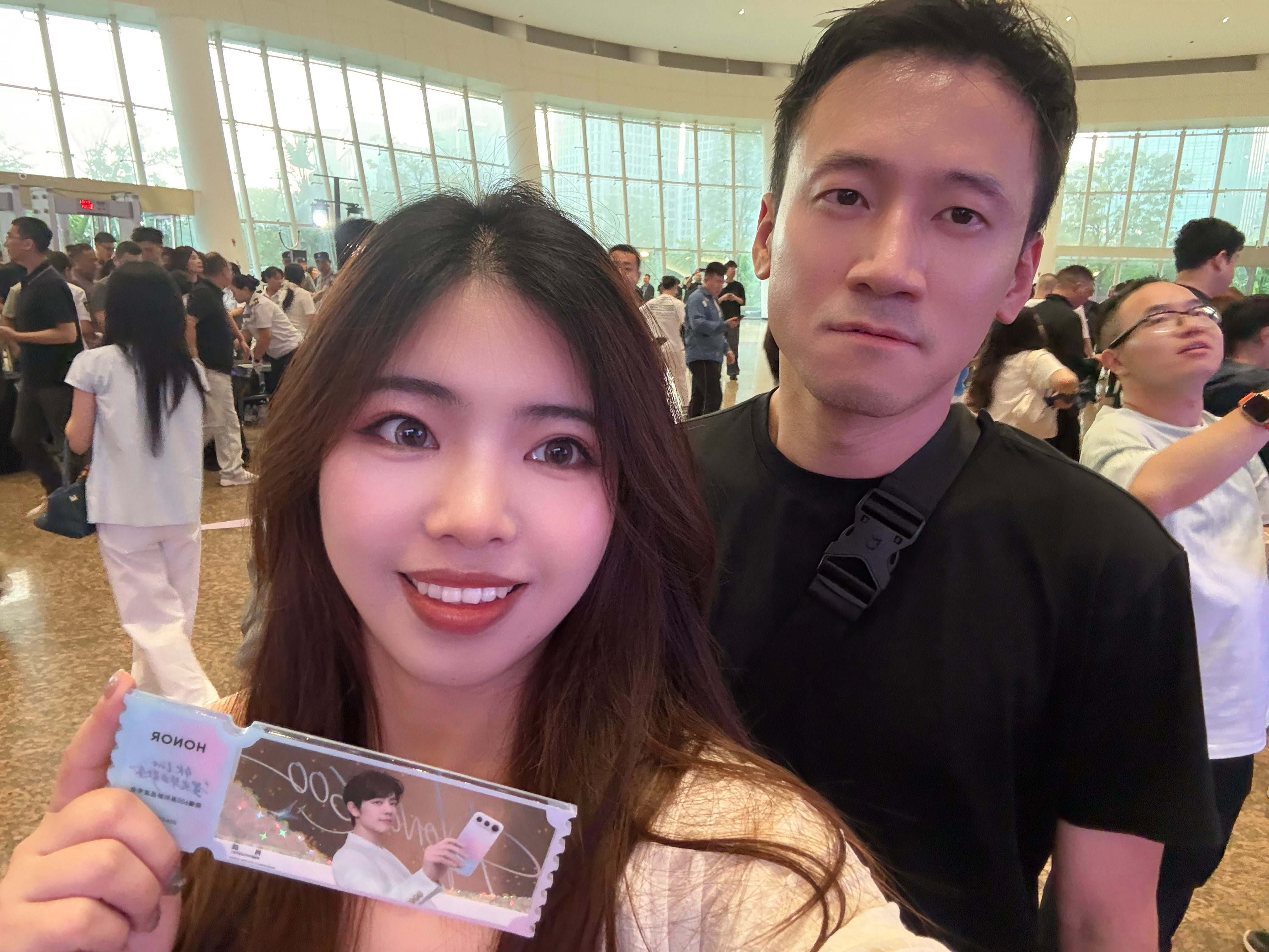 在荣耀 600 现场碰到顶流我很开心得跟他打招呼他说叫了我半天了我没听见我应该如