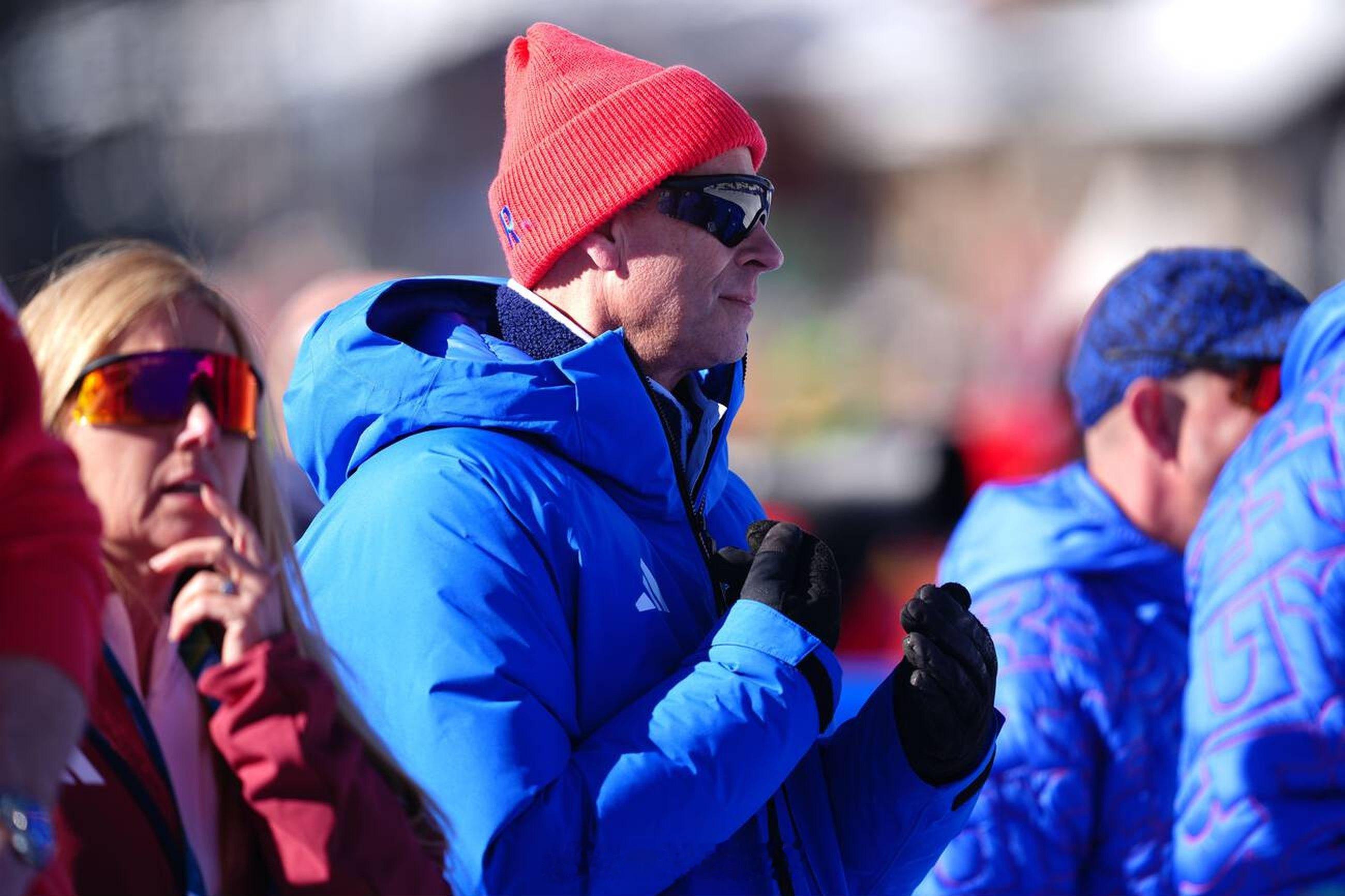 英国王室  今天爱丁堡公爵爱德华王子在意大利观看单板滑雪障碍追逐男女混合团体赛?