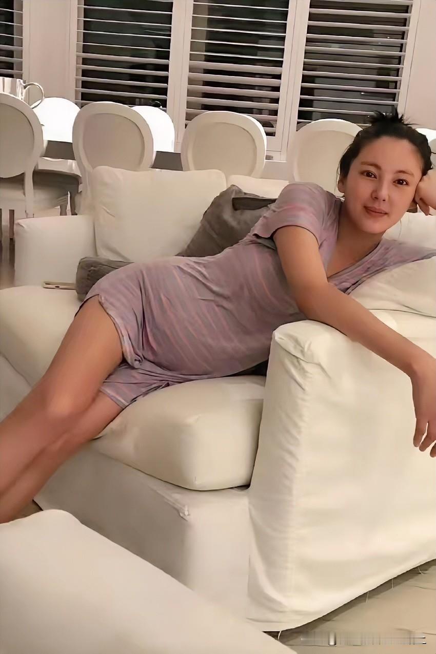 葛晓倩再爆料张雨绮，我也顺着去看所谓的杨天真晒过张雨绮孕照，回来发现已经没有了。