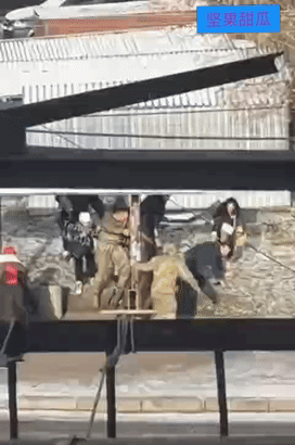 征兵官用上辣椒水。乌克兰某地，征兵官逮住了青壮，一名女子带一名幼童和其他邻居不准