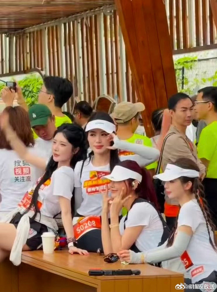 婧妹马拉松同框 马拉松现场变婧妹团建现场！戴燕妮、曾可妮、许杨玉琢、戴萌惊喜同框