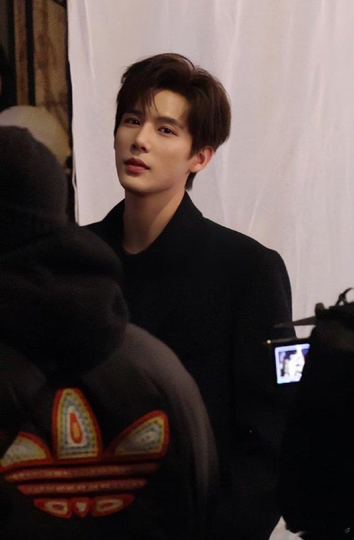 王安宇风衣带过最好的一届 王安宇Allblack风衣路透太绝！肩线笔直气场全开，