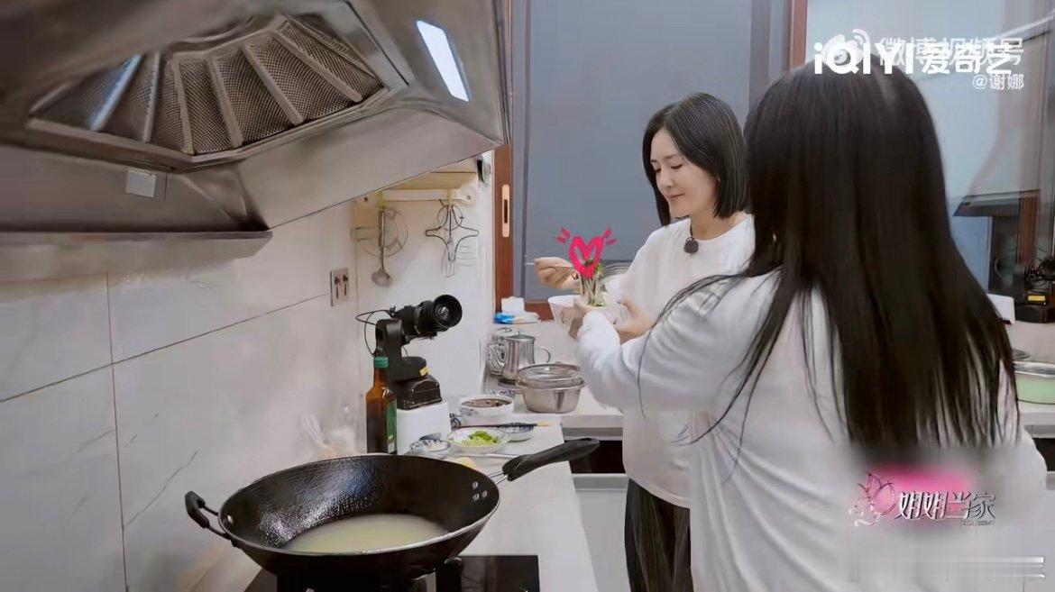 谢娜世界上最好吃的面 谁能拒绝妈妈做的面？谢娜就把 “最好吃” 的头衔给了妈妈的