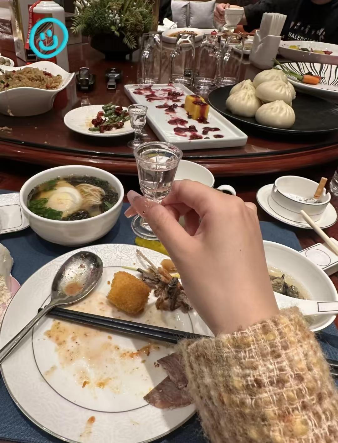 敬酒的九大等级：
1. 一般同事：碰个杯就行
2. 普通朋友：敬一杯就好
3. 