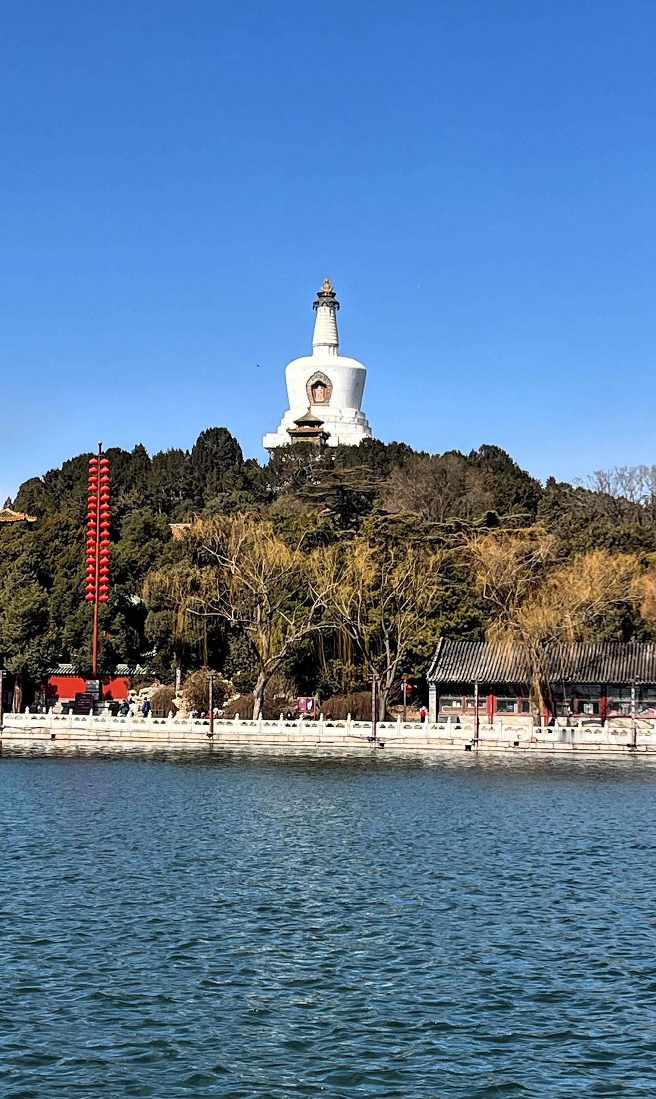 【原创】
北海公园冬日风光掠影：静谧湖畔，白塔高耸，红灯点缀，古风建筑，尽显东方