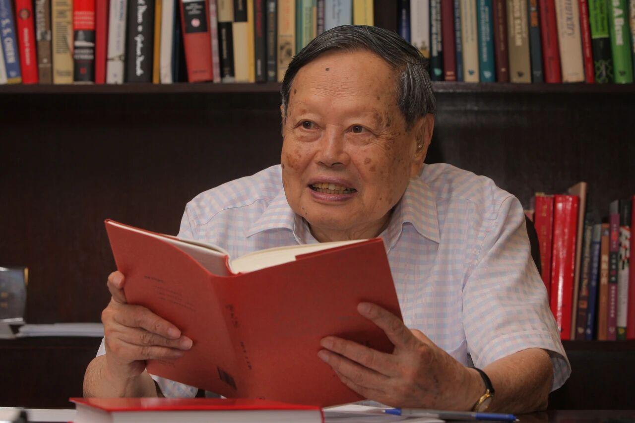 杨振宁教授于2003年正式回国定居，并受聘为清华大学教授。

他晚年毅然放弃外国